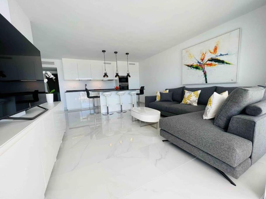 Apartment Modern, Spacious 3 Bedroom With Sea View *